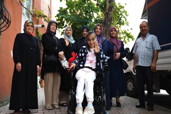 Tuzla’da 19 yaşındaki Semanur’un akülü arabası evinde teslim edildi