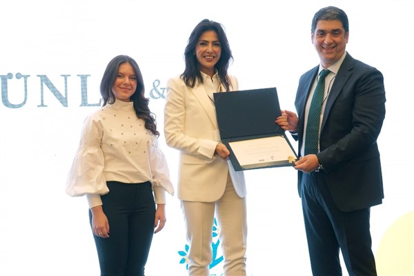 ÜNLÜ & Co’nun Kadınlarla Güçlendirilmiş Yönetim Kuruluna özel ödül