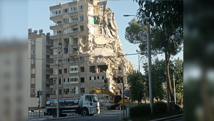 Urfa'da hasarlı binaların yıkım sürecinin ağırdan alınması mağdur ediyor