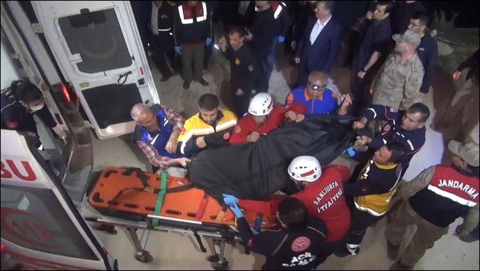 Urfa'da sulama kanalında kaybolan 2 kişiyi arama çalışmaları devam ediyor