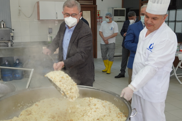 Üsküdar’da dev kazanlar 30 bin kişiye sıcak yemek için kaynıyor