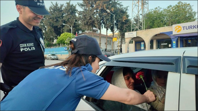 Uygulama Zannettiler Karanfille Karşılandılar..