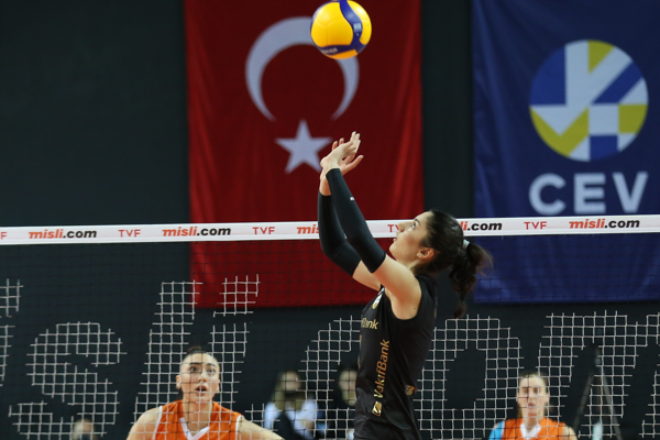 VakıfBank erteleme maçında set vermedi 