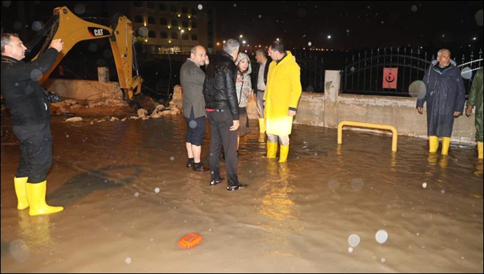Vali Ayhan, sel bölgesinde ve hastanede incelemelerde bulundu