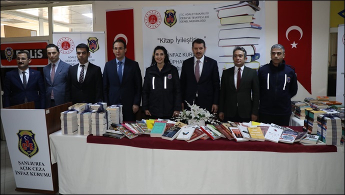 Vali Salih Ayhan’dan “Kitap İyileştirir” Kampanyasına 500 Kitap ile Destek   | VİDEO