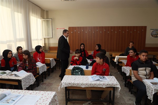 Vali Şıldak, Eyyübiye’de okul ziyareti gerçekleştirdi