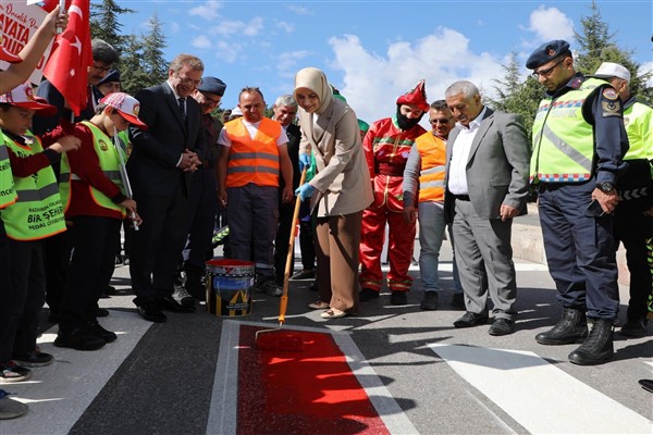 Vali Yiğitbaşı yaya çizgisini boyadı