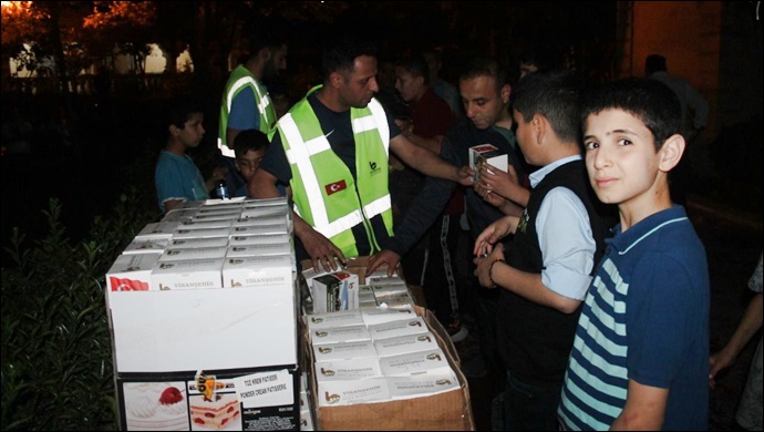 Viranşehir Belediyesi Kadir Gecesinde Kandil Simidi Dağıttı