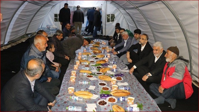 Yapıcıoğlu, ilk iftarını depremzedelerle birlikte açtı