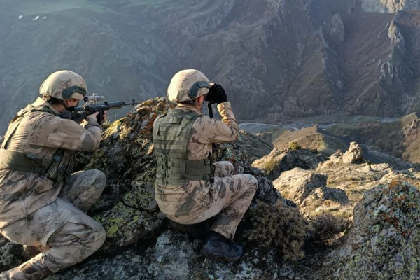 Yasa dışı yollarla geçmeye çalışan 2 kişi yakalandı