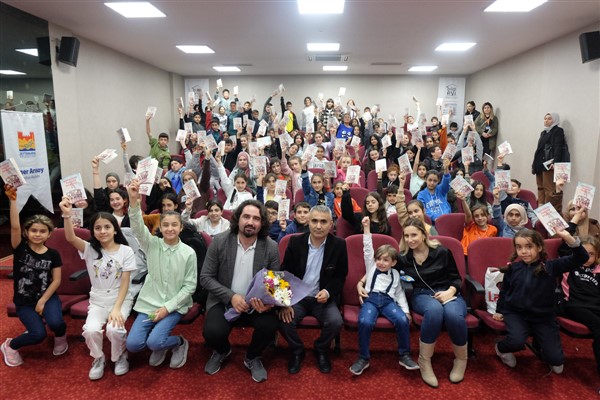 Yazar Hasan Topdemir, Zeytinburnu Bilgi Evleri öğrencileriyle buluştu