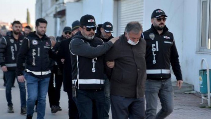 Yıkılan binaların müteahhitleri gözaltına alındı