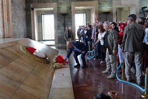 Zafer Partisi Genel Başkanı Özdağ, Anıtkabir'i ziyaret etti