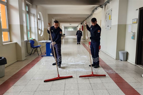 Zeytinburnu Belediyesi, ilçedeki 54 okulda temizlik çalışması yaptı